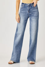 Load image into Gallery viewer, MID RISE WIDE LEG JEANS
